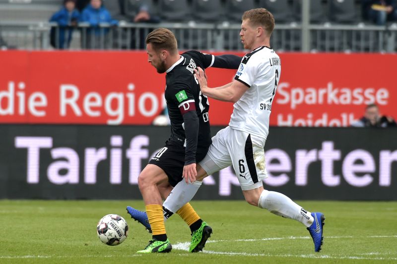 Linsmayer (re.) versucht, Dresdens Ebert den Ball abzujagen