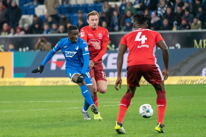 Diadie Samassekou (li.) im Duell mit dem an Düsseldorf ausgeliehenen Kasim Adams