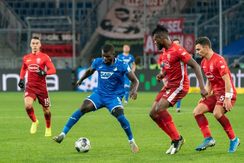 Ihlas Bebou - hier im Duell mit zwei Düsseldorfern - möchte mit der TSG unbedingt ins internationale Geschäft