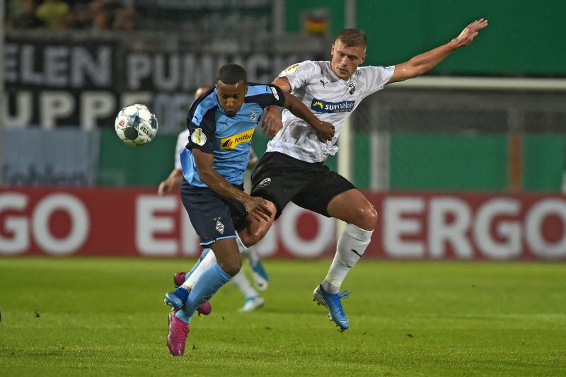 Packender Zweikampf im DFB-Pokalspiel zwischen Sandhausens Zhirov (re.) und Gladbachs Plea