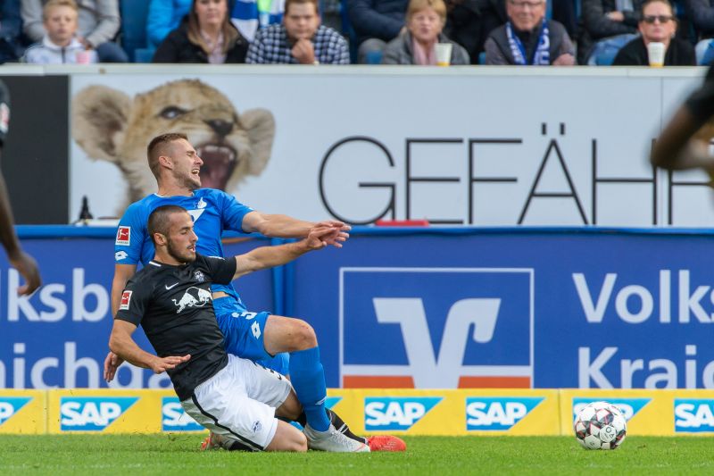 Kaderabek im Duell mit einem Leipziger Gegenspieler