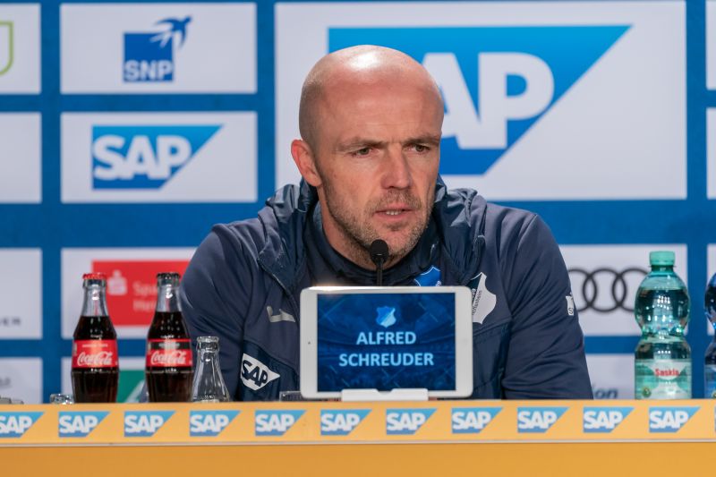 Alfred Schreuder bei der PK