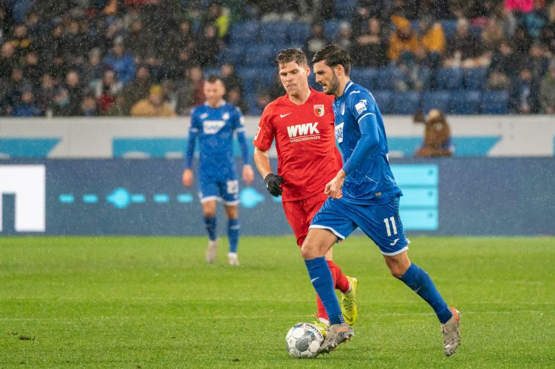 Florian Grillitsch (re.) im Zweikampf mit Augsburgs Florian Niederlechner