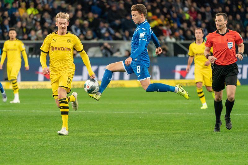 Akrobatische Einlage von Hoffenheims Dennis Geiger (re.) im Duell mit Dortmunds Julian Brandt