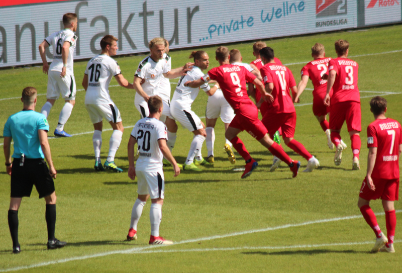Hochbetrieb im Strafraum. Beim letzten Aufeinandertreffen am Hardtwald siegten die Ostwestfalen 3:0