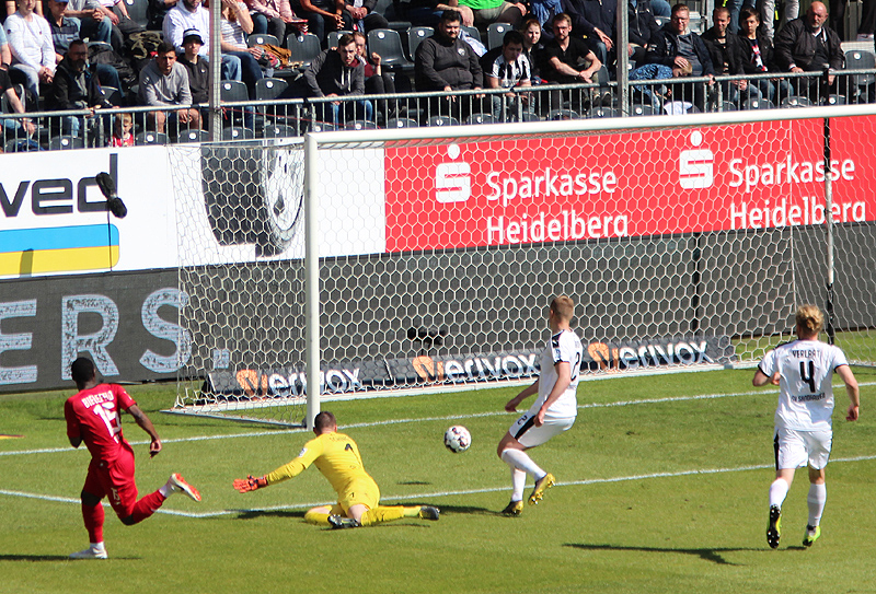 Tor für die Bielefelder bei ihrem letzten Gastspiel in Sandhausen. Jetzt wollen die Kurpfälzer den Spieß umdrehen und vorzeitig den Nichtabstieg festmachen.