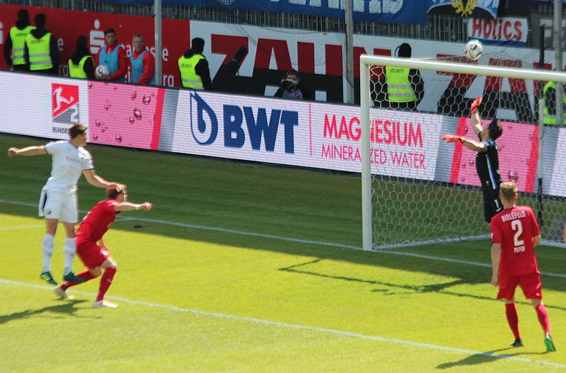 Behrens (li.) köpft knapp übers Tor