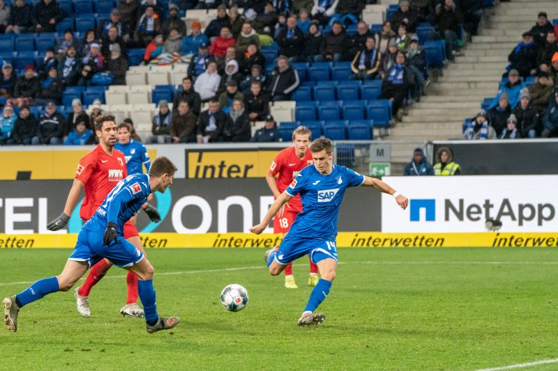 Hoffenheims Christoph Baumgartner versucht es im Hinspiel mit einem Distanzschuss