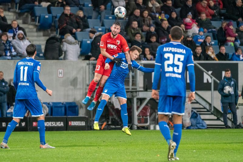 Marco Richter überspringt Hoffenheims Dennis Geiger beim Kopfballduell