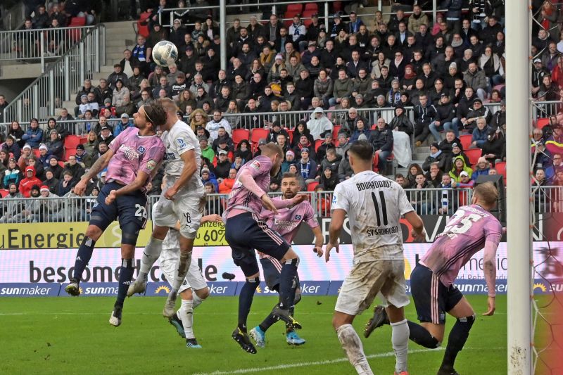 Kopfballduell zwischen Hamburgs Martin Harnik und Sandhausens Kevin Behrens