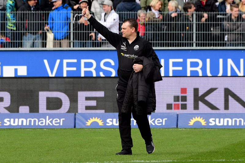 Daumen hoch - die 40-Punkte-Marke ist erreicht. SVS-Trainer Uwe Koschinat und seinem Team ist der Klassenerhalt so gut wie sicher.