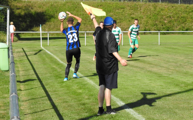 Michel als Linienrichter immer auf Ballhöhe