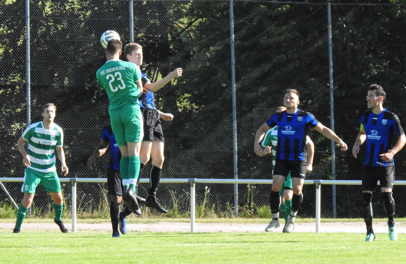 Marvin Hartwich beim Kopfballduell