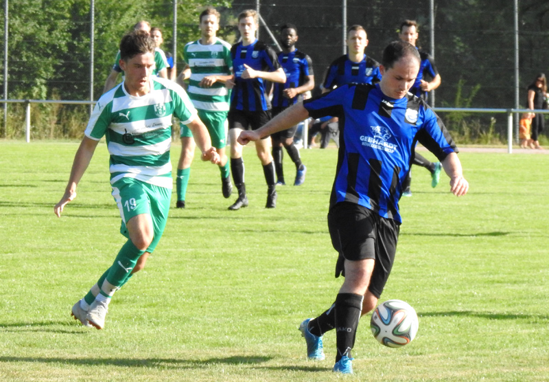 Adrian da Silva Moreira (re.) enteilt seinem Gegenspieler