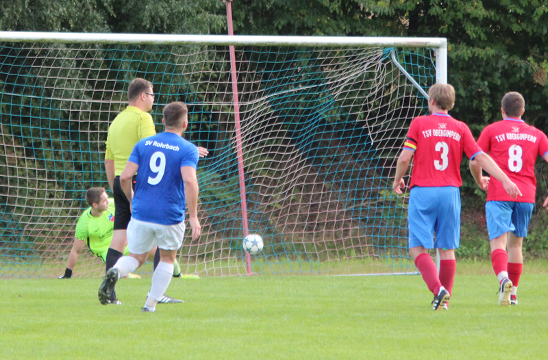 Dennis Bauer bringt kurz vor dem Ende mit seinem zweiten Strafstoß den SVR 3:2 in Führung