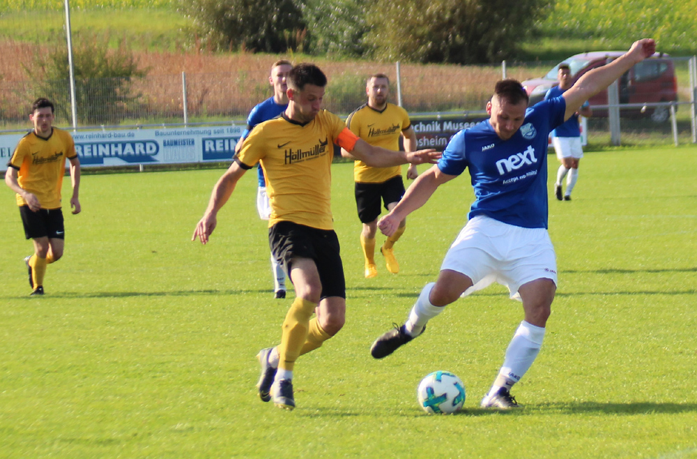 Dominic Roth (re.) erhöht kurz nach der Pause auf 2:0