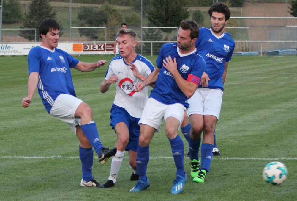 Rohrbachs Stürmer Luca Romig wird gleich von mehreren Gegenspielern gestoppt