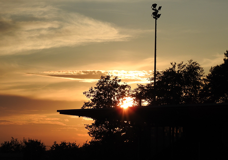 Schöne Abendsilhouette während der Gedenkfeier