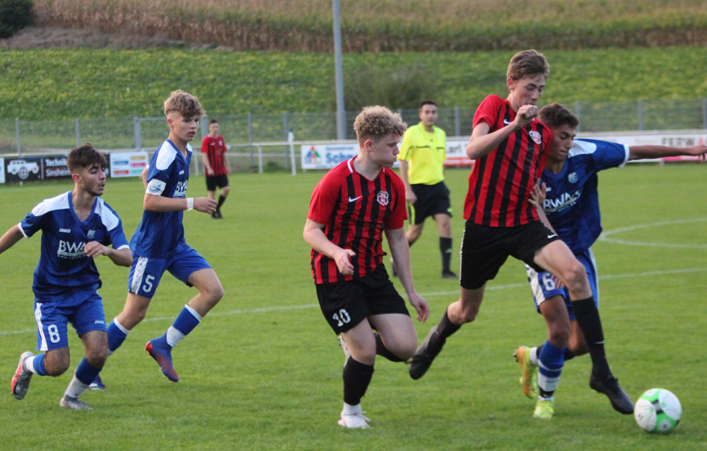 Einer von vielen packenden Zweikämpfen im Mittelfeld