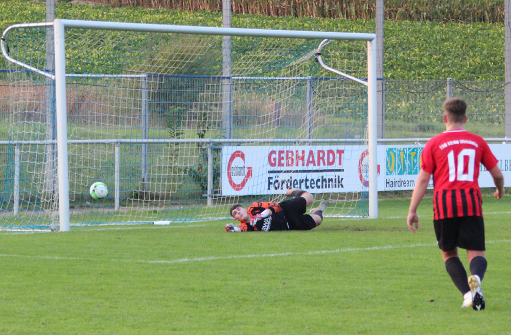 Der Rohrbacher Torhüter ist machtlos, als der letzte Schuss vor der Pause unten rechts einschlägt