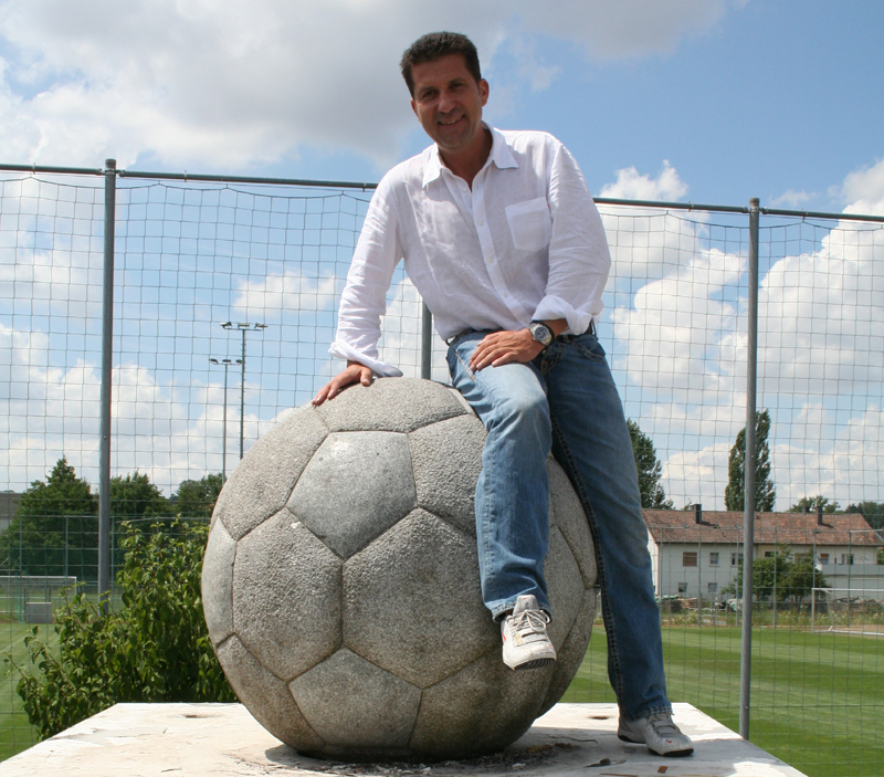 Hofmann vor dem Nachwuchsleistungszentrum in Hoffenheim
