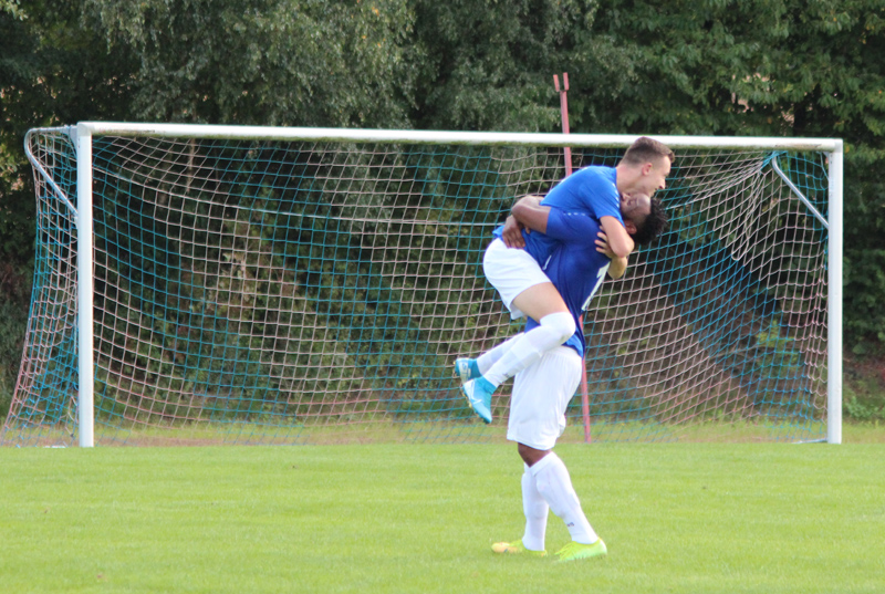 Glückwünsche für den Torschützen