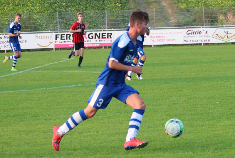 Noel Hofmann treibt den Ball nach vorn