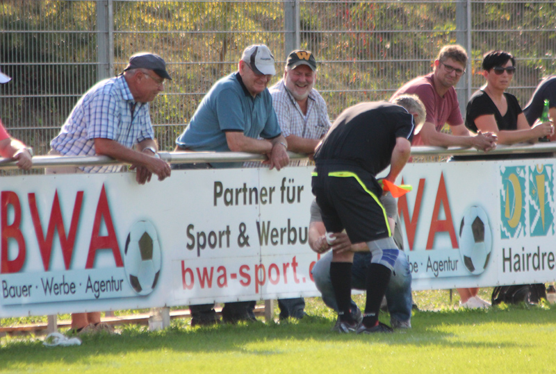 Rohrbachs Betreuer Markus Mrasek kümmert sich um den leichtverletzten Linienrichter