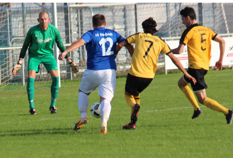 Jan Albig (li.) wird am Torschuss gehindert