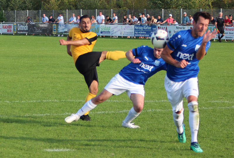 Treschklingens Schuss wird vom Rohrbacher Abwehrbollwerk geblockt