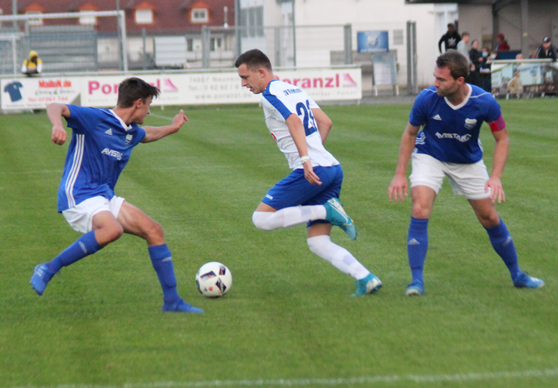 Dennis Bauer setzt sich gegen zwei Gästespieler durch