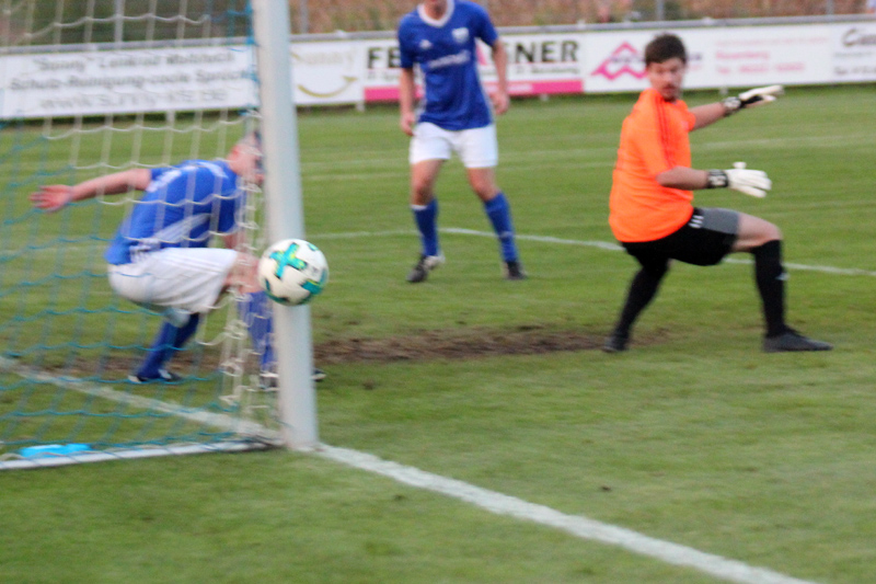 Der Schuss von Marvin Hartwich verfehlt knapp das TSV-Tor