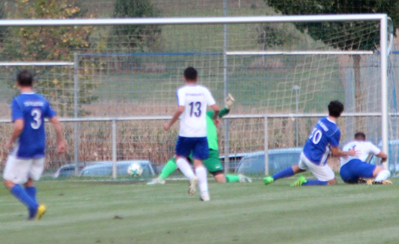 SV-Keeper Nico Romig entschärft einen Schuss von Joscha Vomund