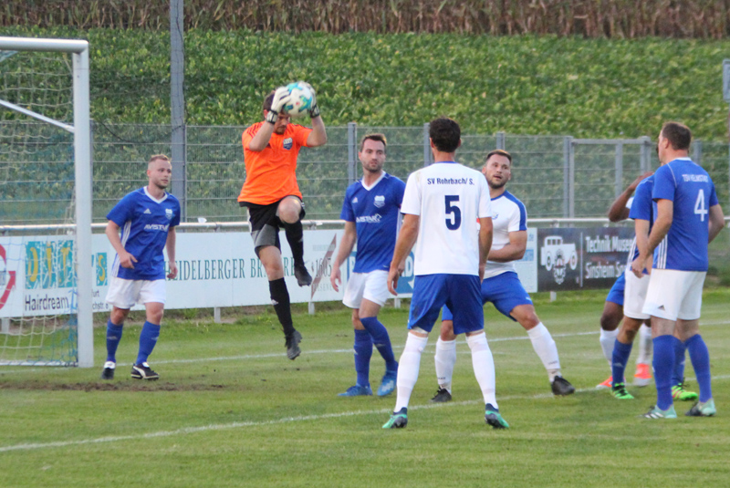 TSV-Keeper Tim Barrioluengo fängt den Ball sicher