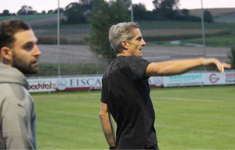 Anweisungen vom Trainerteam Joachim Heger (re.) und Christian Heinlein