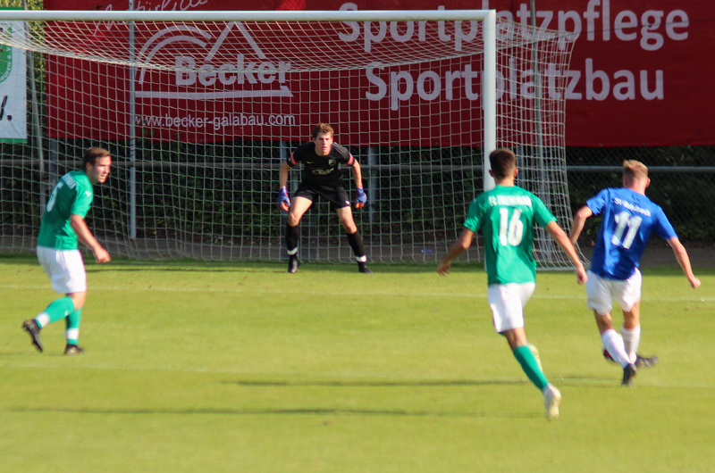 Luca Romig beim Torschuss