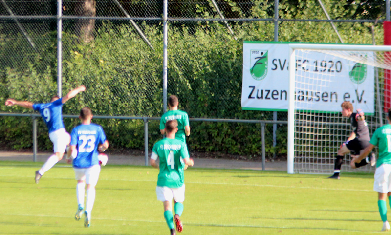 Roth (li.) erzielt das 2:0 für den SVR