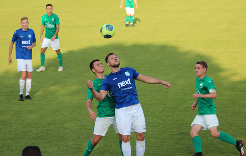 Roth beim Kopfballduell