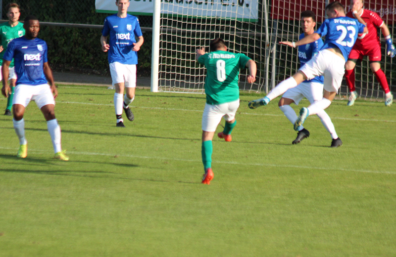 Fellhauer (nr. 8) versucht es mit einem Distanzschuss