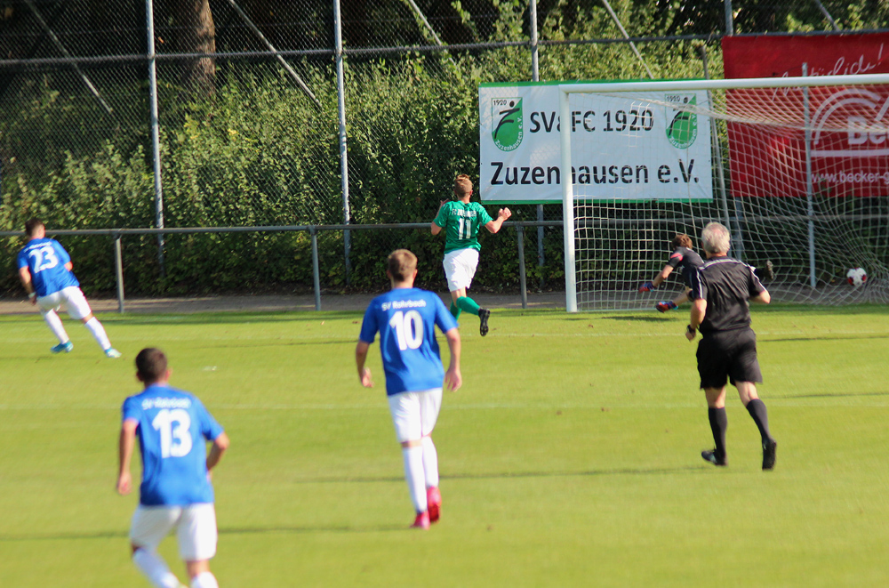 Dennis Bauer (li.) trifft zur 1:0-Führung für den SVR