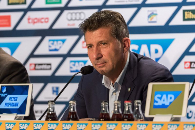 Peter Hofmann bei einer Pressekonferenz