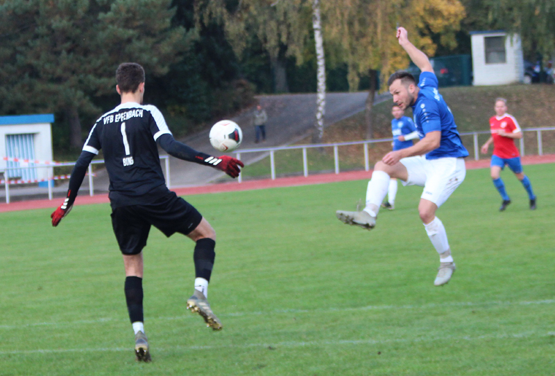 Dominic Roth scheitert am reaktionschnellen VfB-Keeper Lukas Bing
