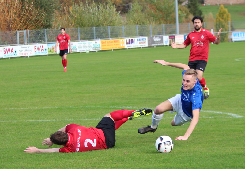 Luca Romig (re.) kommt im Strafraum zu Fall, aber der Unparteiische lässt weiterspielen