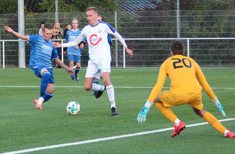 Luca Romig legt uneigennützig quer zu Aaron Schüle, der den 2:0-Endstand erzielt