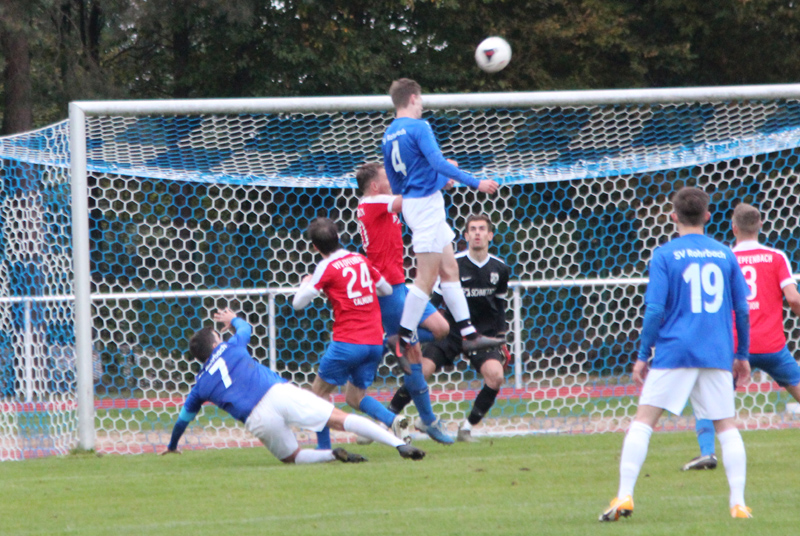 Marvin Hartich (Nr. 4) steigt am höchsten, köpft aber übers Epfenbacher Tor