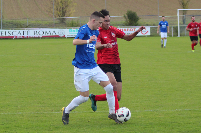 Dennis Bauer (li.) auf dem Weg zum 4:0 kurz vor Spielende