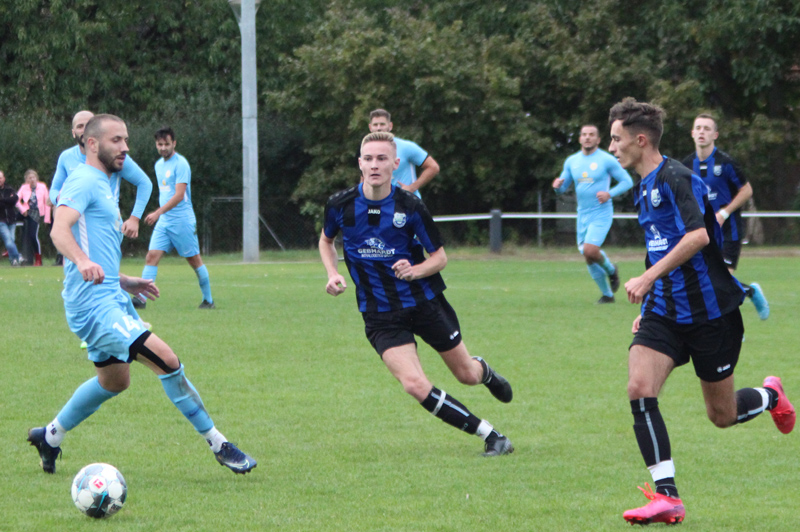 Luca Romig (Mitte) und Jonas Langenbach (re.) leiten hier den Konter zum anschließenden 2:0 ein