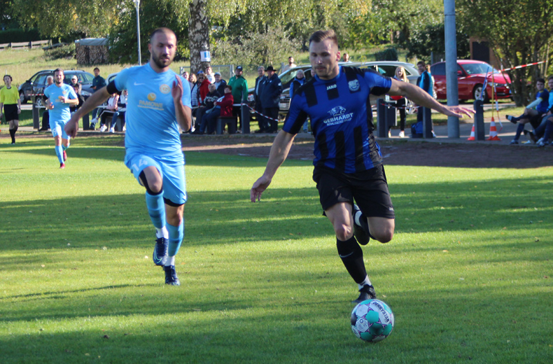 Dominic Roth (re.) brachte den Tabellenführer 1:0 in Führung