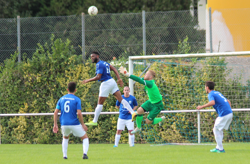 Mit vereinten Kräften wird eine brenzlige Situation vor der SVR-Tor geklärt.