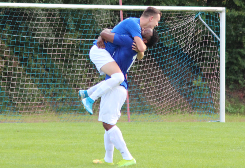 Torjubel, wie hier bei Dennis Bauer und Thierry Kenfack Bougue, gab es im bisherigen Saisonverlauf schön des Öfteren